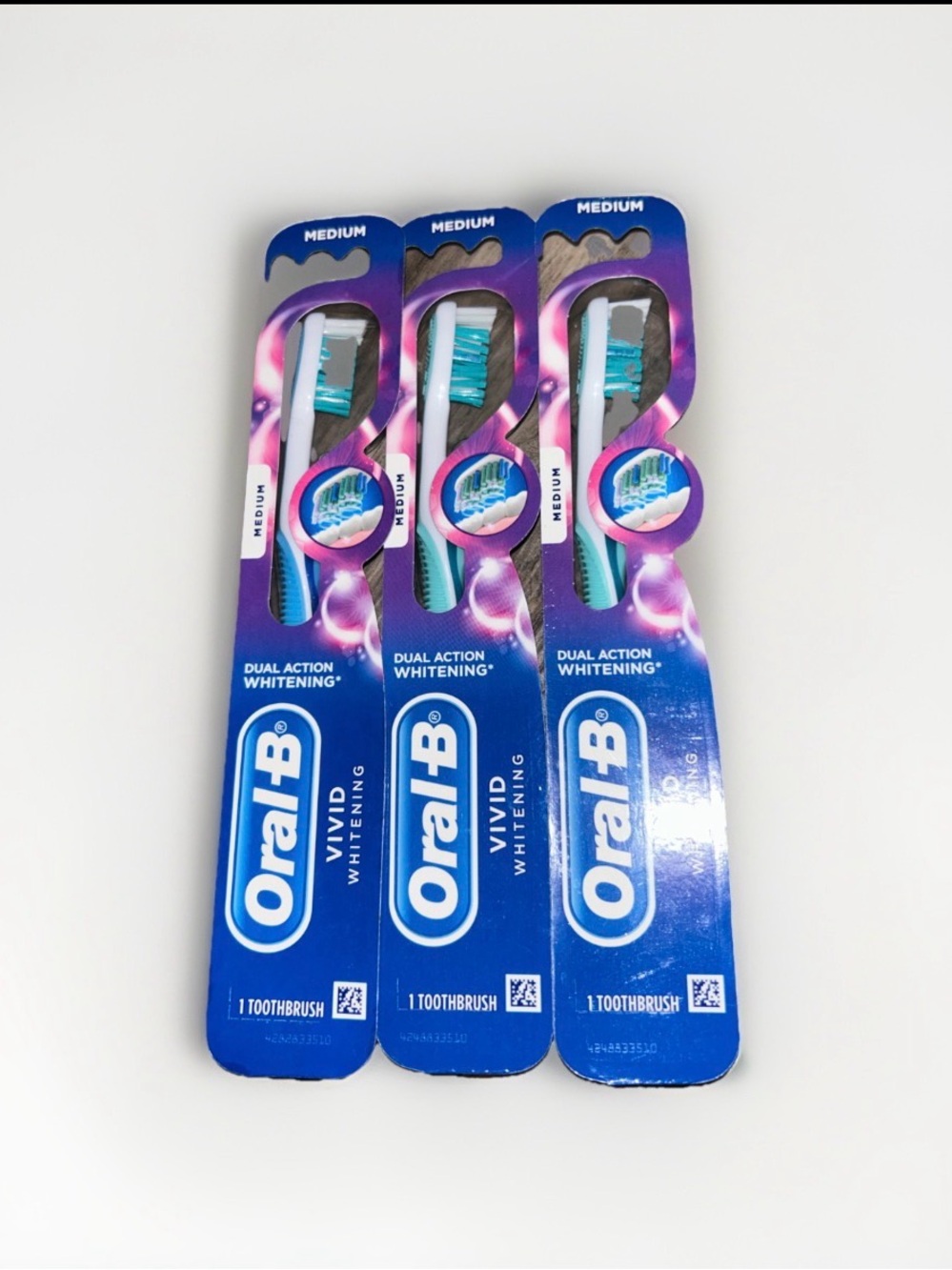 Oral-B Medium Vivid Whitening Toothbrush - Teal/White (3-Pack)